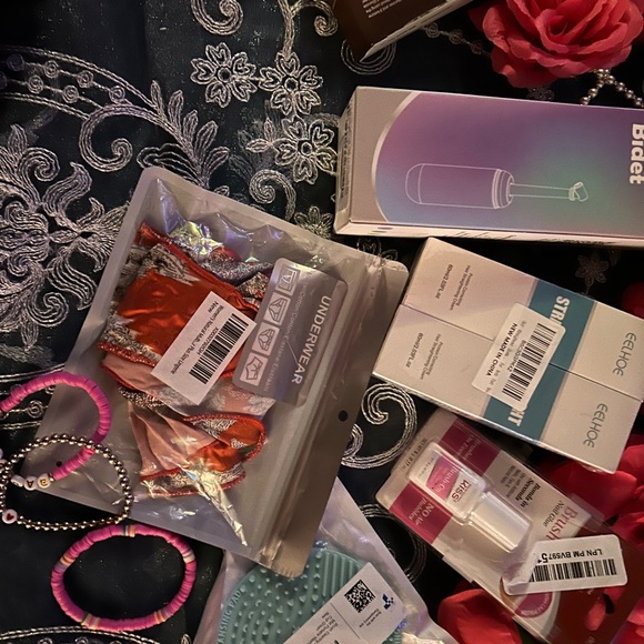 5 pounds of Amazon returns you pick the category. I filled the box. - Picture 10 of 13